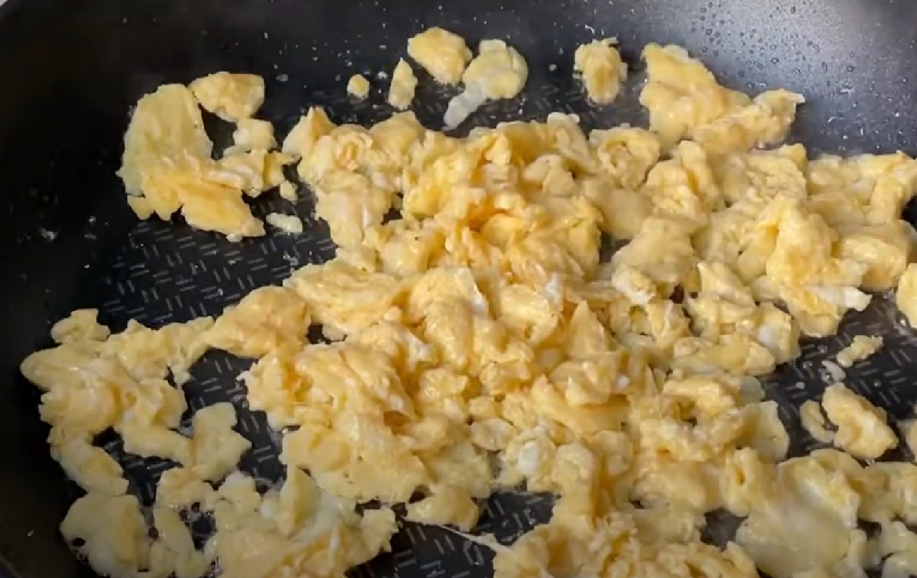 Жареный рис с курицей и омлетом: несложный рецепт азиатского блюда для легкого ужина